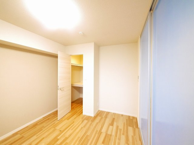 サニーレジデンスの洋室|明るい洋室です