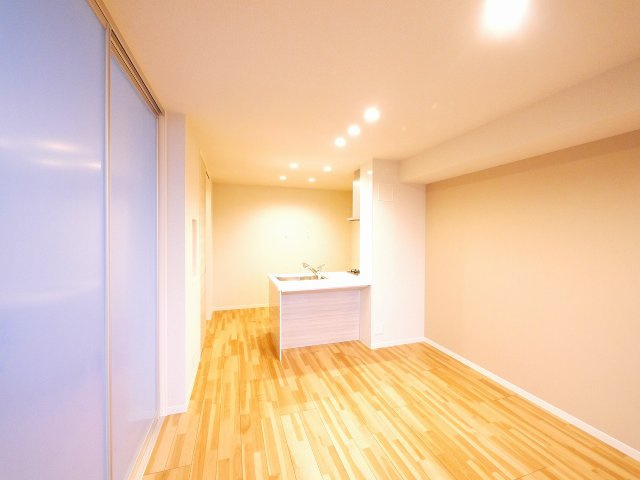 サニーレジデンスの居間・リビング|こちらの居間で趣味の時間をお楽しみください