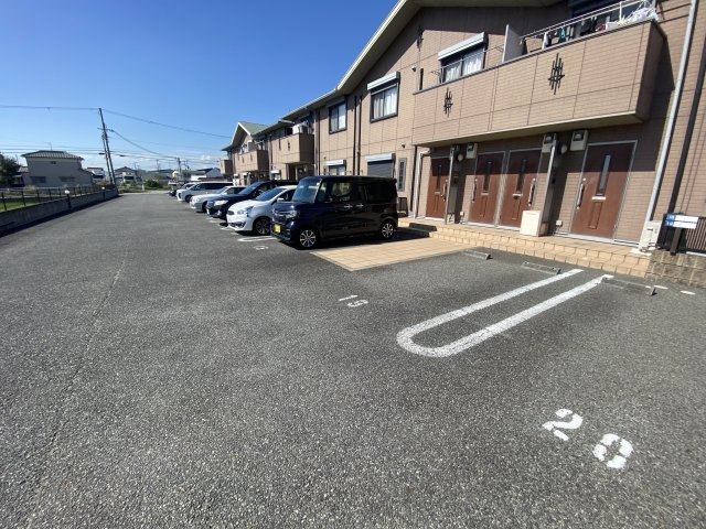 グランドゥール飾東の駐車場