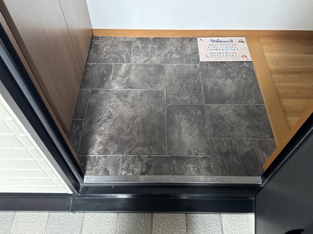 ファミール砂子B棟の玄関