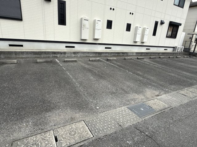 ファミール砂子B棟の駐車場