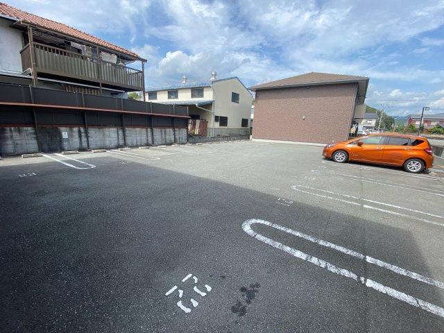 ブランフルーレＡの駐車場