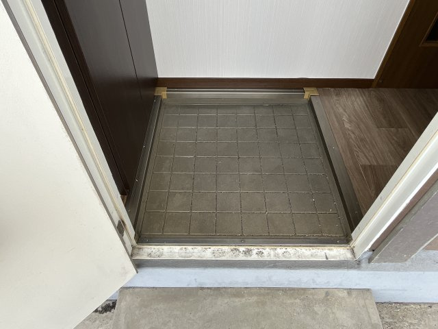 サンライフ森の西Ｂ棟の玄関