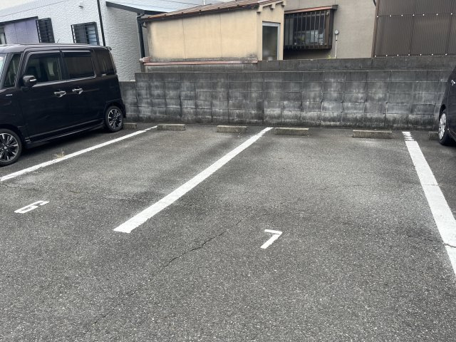 ナイスワン青山Ⅳの駐車場