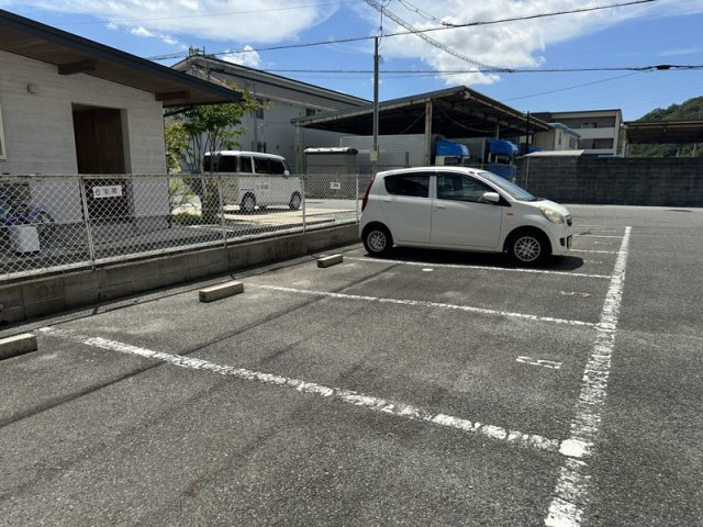 メゾン・ド・ブランシェの駐車場