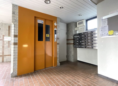 【エントランス】 | 嵐山ロイアルハイツ3号棟 | 【エレベーター】共用設備としては、駐車場、自転車置場、中央庭園、プレイロット、集会室、管理事務室などが備わっています。