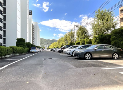 【駐車場】 | 嵐山ロイアルハイツ3号棟 | 現在、マンション敷地内の駐車場に空きがあります（令和5年9月時点）※駐車場等の《空き状況》や《料金》は変動の可能性あり〈随時確認要〉