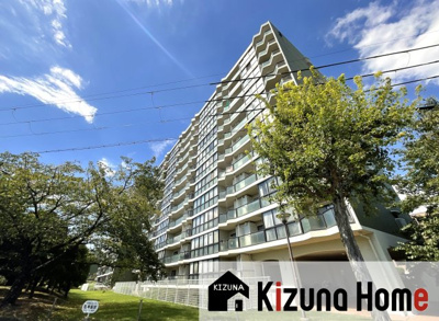 【外観】 | 嵐山ロイアルハイツ3号棟 | 【嵐山ロイヤルハウス】は、1号棟から8号棟の全8棟からなるビッグコミュニティで、今回ご紹介する3号棟は、阪急嵐山線『松尾大社駅』から徒歩9分に位置する交通便利なマンションです。