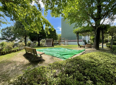 【その他共用部分】 | 嵐山ロイアルハイツ3号棟 | 【児童公園】マンション敷地内に児童公園・徒歩3分に保育園と子育て世代の方にもおすすめのマンションです。