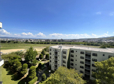 【展望】 | 嵐山ロイアルハイツ3号棟 | 南側に見えるのは桂川。川の流れを身近に感じながら、散策やジョギングなどが楽しめます。