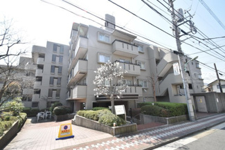 【外観】 | 即日のご見学も可能です！お気軽にお問い合わせください！
青空によく映える建物です。手入れの行き届いた外壁やマンション正面エントランスなど、綺麗な姿をぜひ一度、現地にてご覧ください。