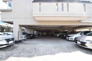 【駐車場】 | マンションの駐車場スペース。空きの有無や駐車料金、サイズ規定などについては、改めてお問い合わせください。