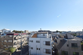 【展望】 | 眼前に広がる空の雄大さと、このお部屋の自慢の一つである「眺望」をご覧ください。毎日、この景色を独り占めできる新生活に夢が広がります。～即日のご見学可能～　お問合せはお気軽にどうぞ。