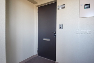 【その他共用部分】 | 皆様をお迎えする、お部屋の玄関ドア。開けやすさや開放角度、ドアノブの操作しやすさや鍵の形状などを、現地で一度ご確認ください。～即日のご見学可能～　お問合せはお気軽にどうぞ。