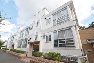 【外観】 | 即日のご見学も可能です！お気軽にお問い合わせください！
青空によく映える建物です。