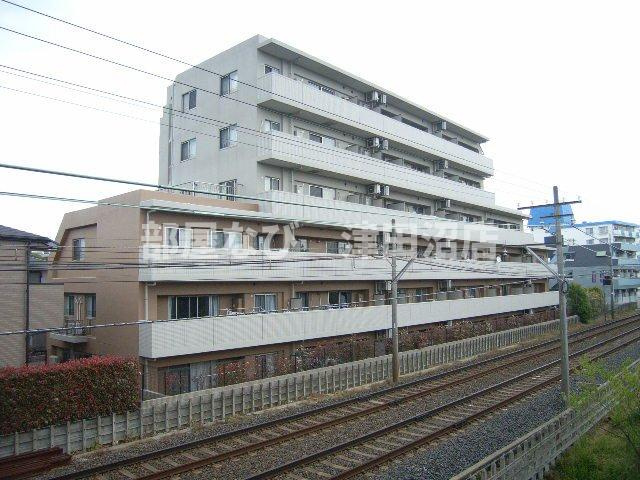 アトランティス津田沼Ⅰの外観|バルコニー側が線路だから日当りの心配はありません