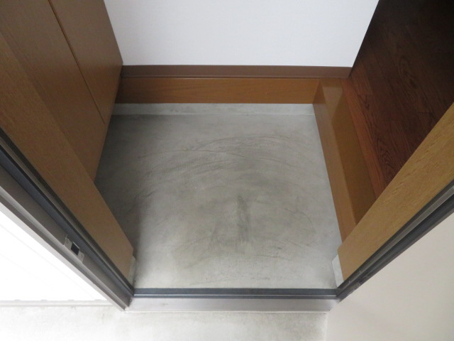 神和町弐番館の玄関