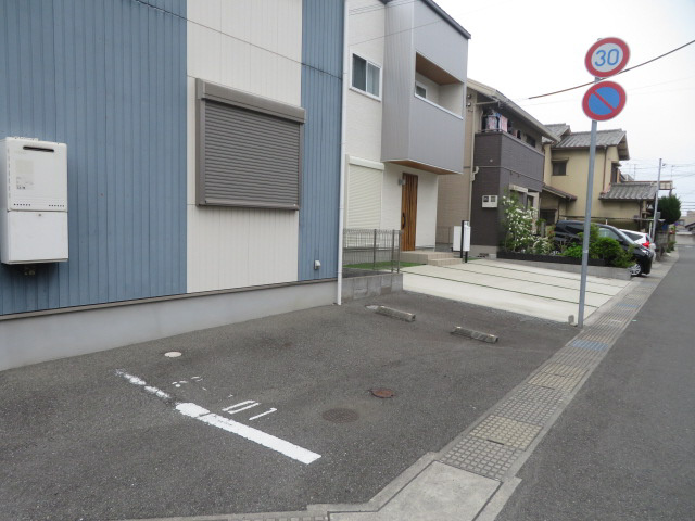 神和町弐番館の駐車場