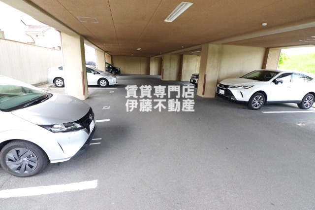 エクセレンス彩の駐車場