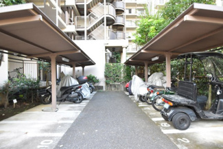 【駐車場】 | 屋根付きのバイク置き場。空きの有無や駐車料金、サイズおよび排気量規定などについては、改めてお問い合わせください。