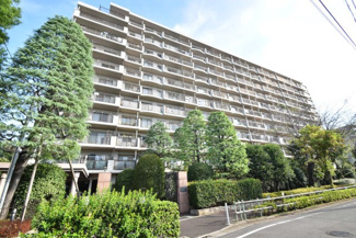 【外観】 | 即日のご見学も可能です！お気軽にお問い合わせください！
周辺の建物に比べて、ひときわ大きなサイズのマンションです。大型コミュニティであることは、良いマンションの指標のひとつです。