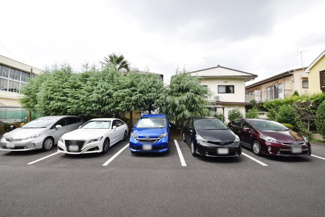 【駐車場】 | マンションの駐車場スペース。空きの有無や駐車料金、サイズ規定などについては、改めてお問い合わせください。