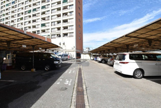 【駐車場】 | マンションの駐車場スペース。空きの有無や駐車料金、サイズ規定などについては、改めてお問い合わせください。