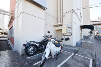 【駐車場】 | バイク置き場。空きの有無や駐車料金、サイズおよび排気量規定などについては、改めてお問い合わせください。