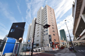【外観】 | 手入れの行き届いた外壁やエントランスなど、「見ればわかる」レベルで清潔感を保ったマンションです。築年数を感じさせない姿で皆様をお出迎えします。