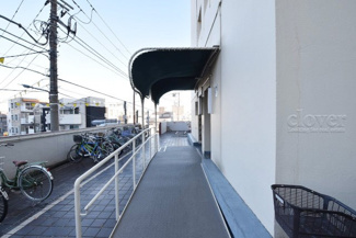 【エントランス】 | マンションの正面エントランス。出入りする人間を癒してくれるマンション入り口であり、その建物の「顔」でもあります。
