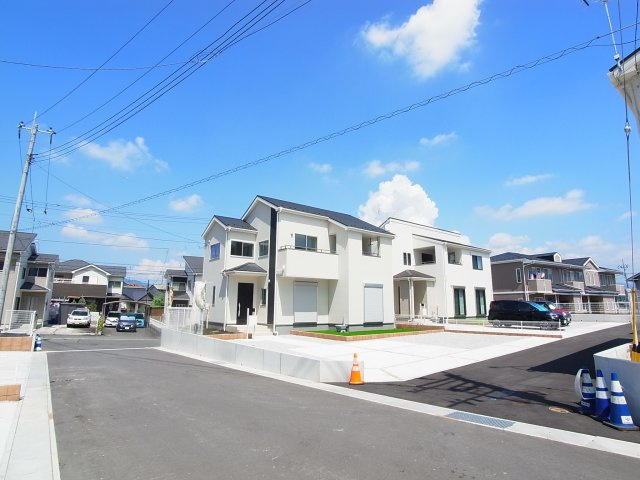 新築　渋川市石原第2　10号棟の前面道路含む現地写真|現地写真　西側接道幅員約6ｍ　北側接道幅員約5.6ｍ