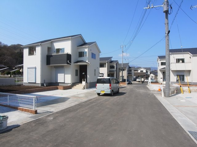 新築　渋川市石原第2　2号棟の前面道路含む現地写真|東側接道幅員約6ｍ
