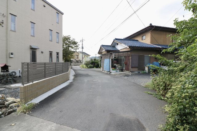 足利市小俣町の売地の前面道路含む現地写真
