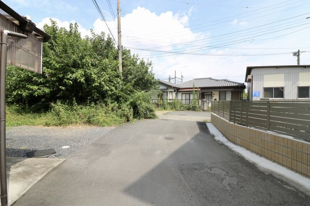 足利市小俣町の売地の前面道路含む現地写真