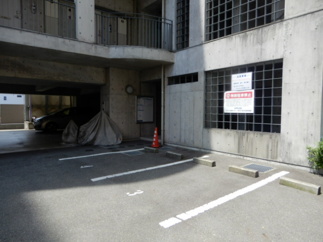 アーバンフラッツＫの駐車場