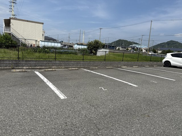 ドミール中島Ｎの駐車場