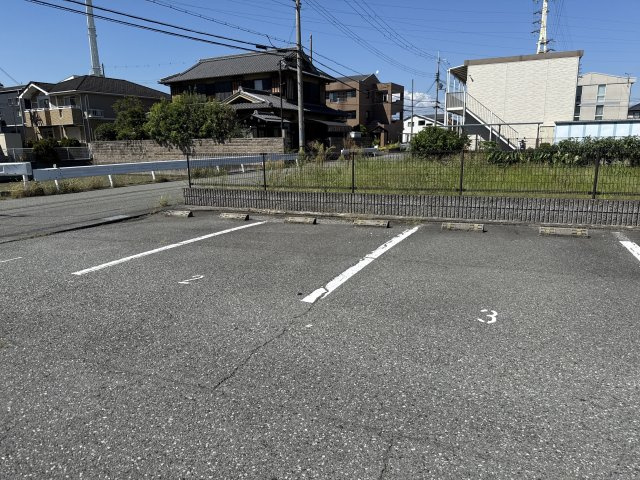 ドミール中島Ｎの駐車場