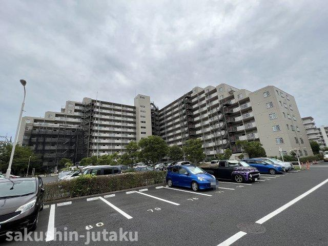 ファミール谷津の駐車場