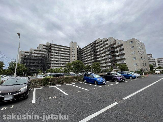 ファミール谷津の駐車場