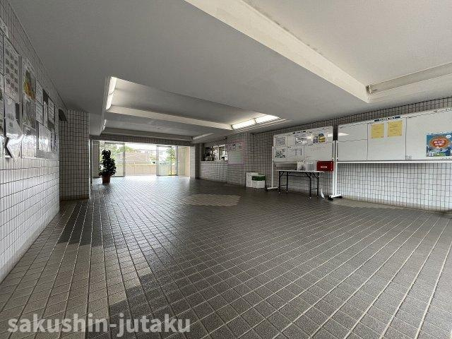 ファミール谷津のエントランス