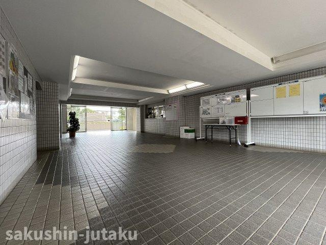 ファミール谷津のエントランス