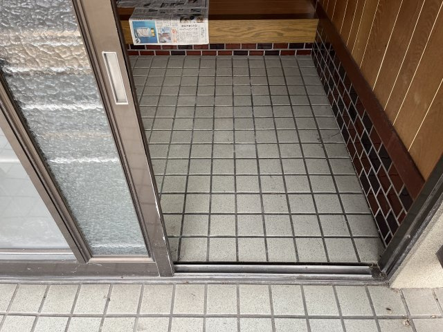 飾東町庄河口貸家の玄関