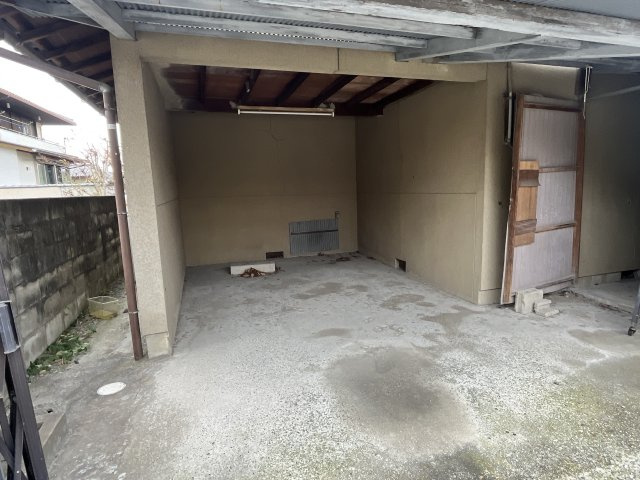 飾東町庄河口貸家の駐車場