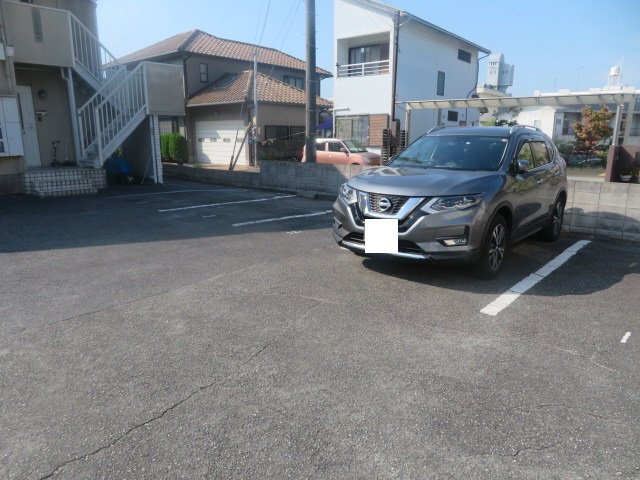ハイネスK-２の駐車場