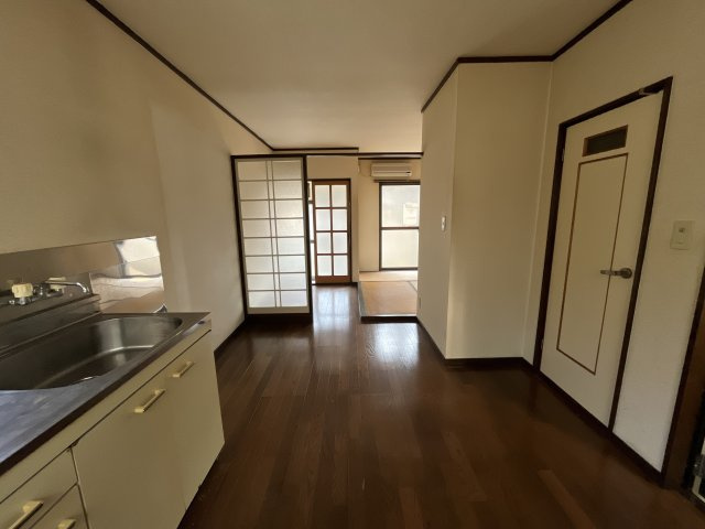 東口アパートの居間・リビング