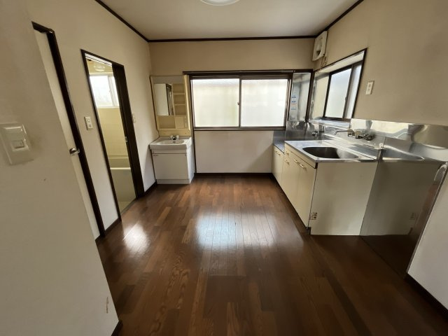 東口アパートの居間・リビング