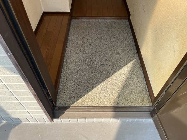 東口アパートの玄関