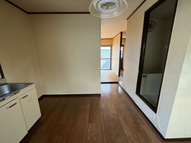 東口アパートの居間・リビング