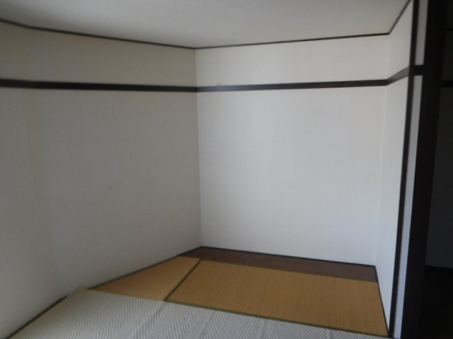 東口ハイツの寝室