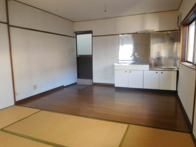 東口ハイツの居間・リビング